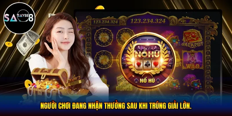 Người chơi đang nhận thưởng sau khi trúng giải lớn