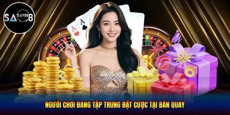 Người chơi đang tập trung đặt cược tại bàn quay