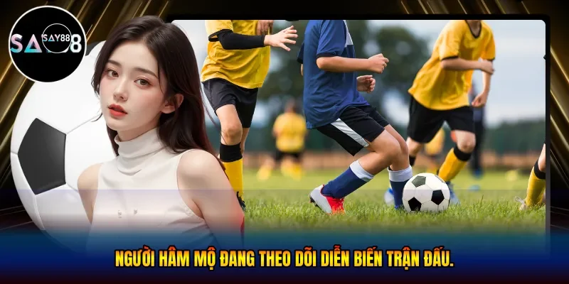 Người hâm mộ đang theo dõi diễn biến trận đấu