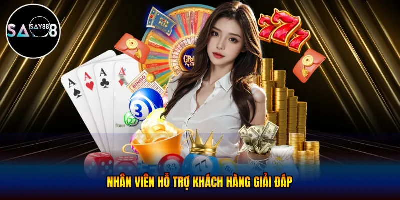 Nhân viên hỗ trợ khách hàng giải đáp